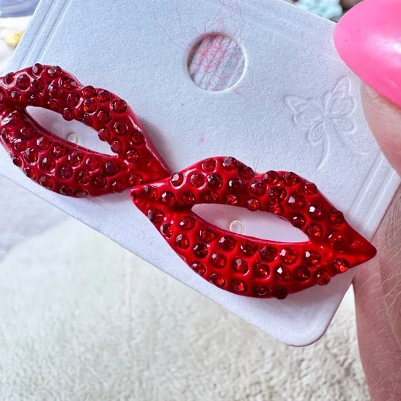 Red Lip-Shaped Rhinestone Stud Earrings - Picture 9 of 10